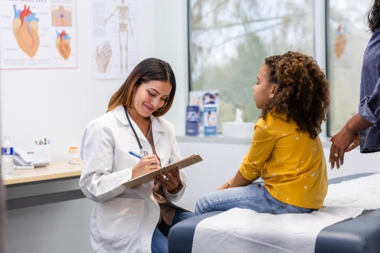 Un Profesional de la salud que conoce la historia de tu hijo