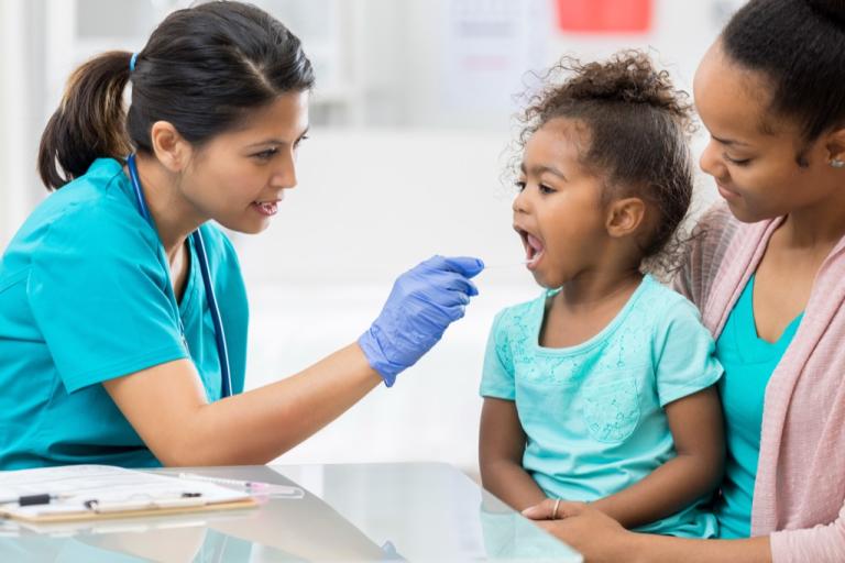 La atención de su hijo se mantiene conectada aquí en su centro médico.