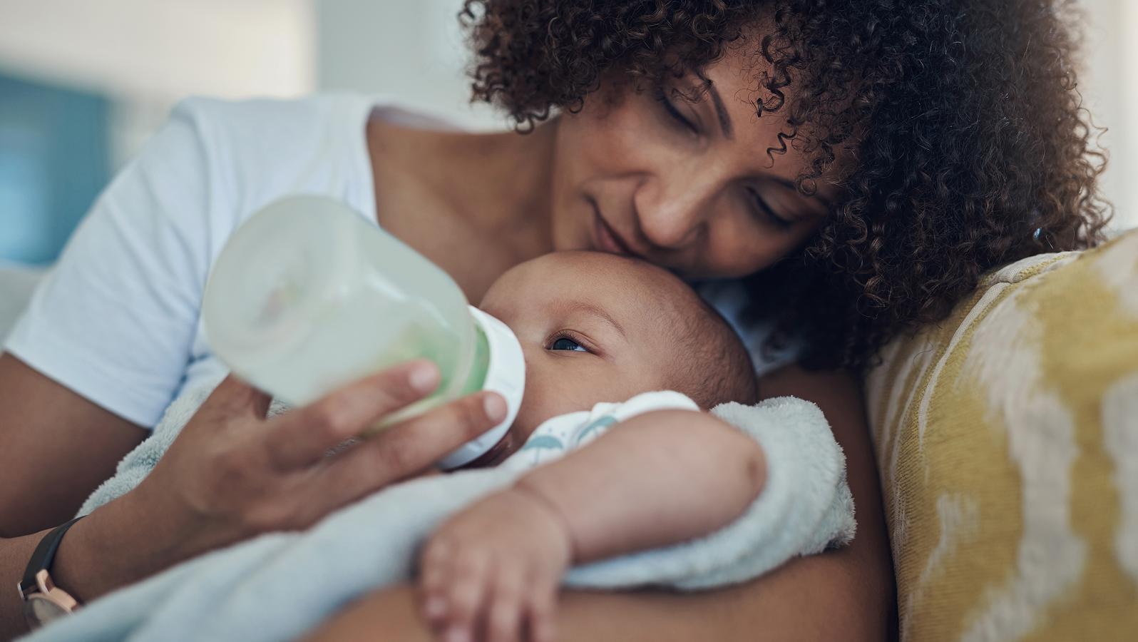 Breastfeeding & Feeding_mom-formula-feeding-baby
